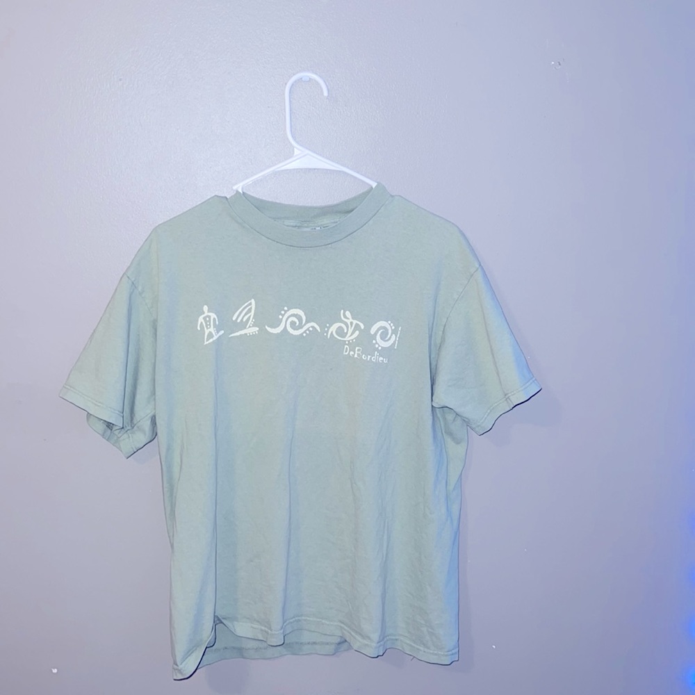 💚🤍DeBordieu sage green tee-shirt, (Gravity Graphics)!! Vintage, trendy!!💚🤍